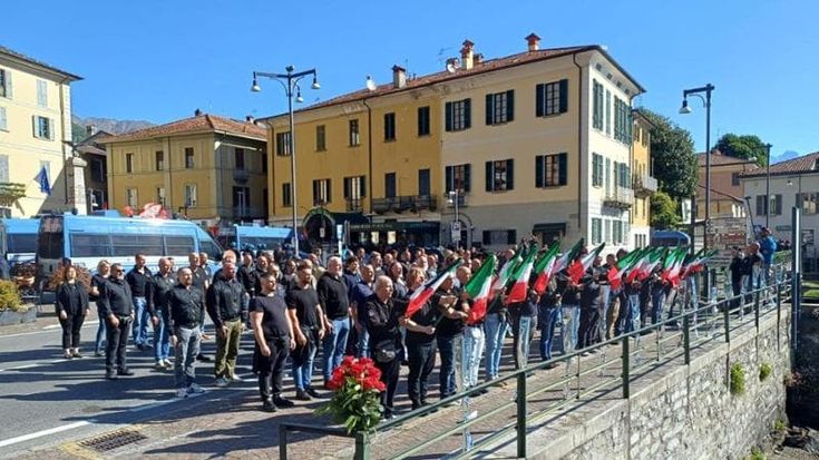 Saluti romani a Dongo, gli antifascisti protestano e lanciano gavettoni di sterco