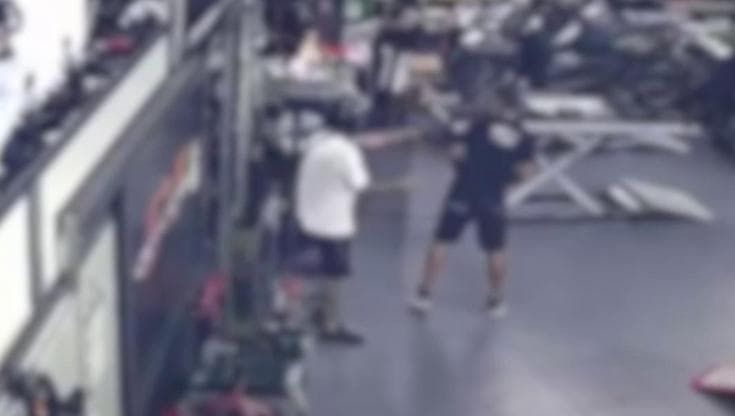 Napoli, il meccanico ferito in officina dal cliente: “Ho avuto paura di morire”. Nel video lo sparo