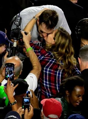 Super Bowl: vincono i Patriots, Brady festeggia con la moglie Gisele