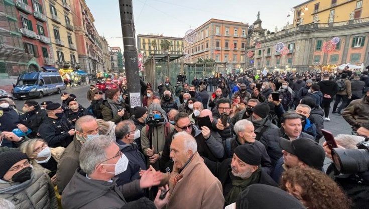 Napoli, i No vax  non riempiono la  piazza. Foglio di via per l'imprenditore Franzoni