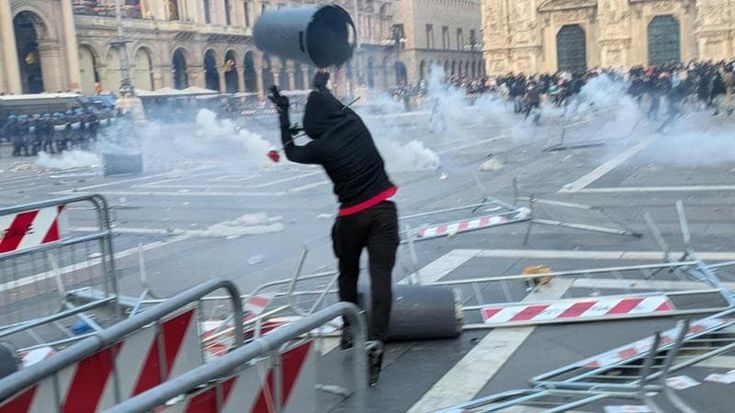 Scontri e guerriglia in piazza Duomo: così i violenti si sono presi il corteo