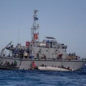 Migranti, Malta rifiuta soccorso a nave ong: l'Italia interviene e 'dirotta' un mercatile