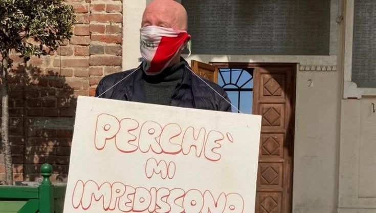 Libero Ciuffreda, ex-sindaco di Chivasso si imbavaglia davanti al circolo del Pd: "Mi negano la tessera"