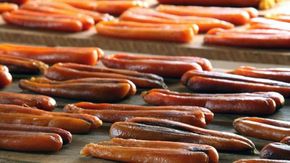 Pesca a mano e coltello affilato, sale e tempo: così nasce la bottarga di Cabras