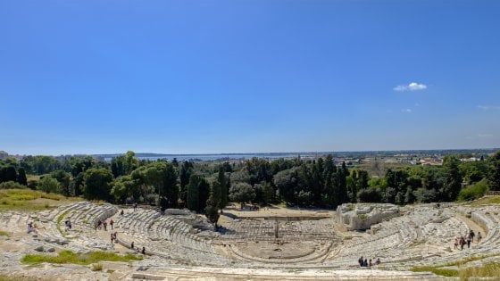 Estate sulla costa della Sicilia orientale, da Catania a Siracusa, un mare di bellezze