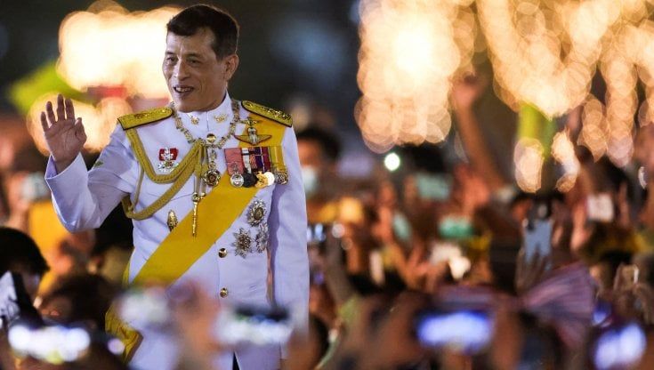Thailandia, la strategia del re per placare le proteste. E riabilitare la sua concubina
