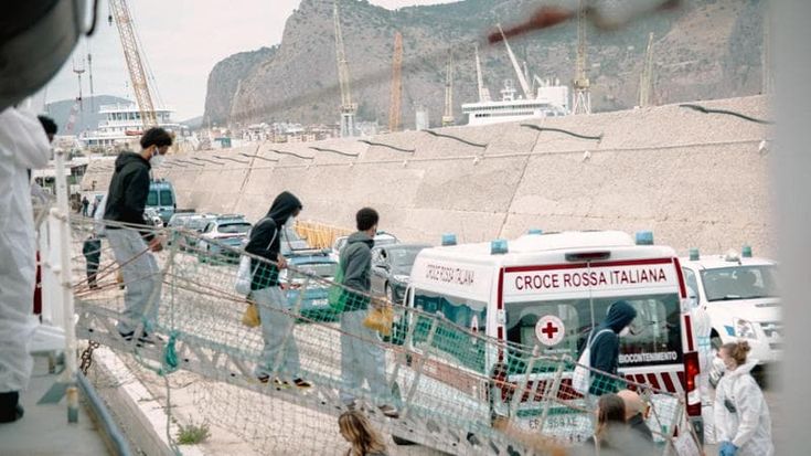 Migranti, Sea Watch 5 a Palermo per verifiche sanitarie. Il giudice: “I minori devono sbarcare qui”