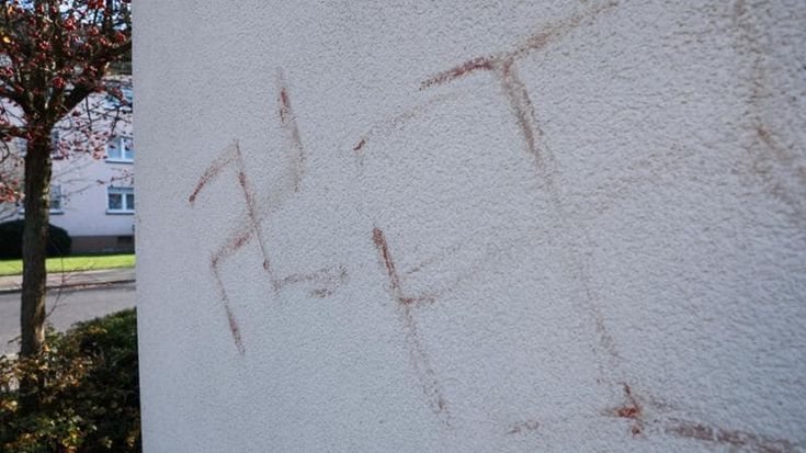 Germania, svastiche disegnate con sangue umano su auto e case a Hanau: arrestato un trentunenne