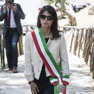 Raggi al prefetto di Roma: "Limitare presenza migranti" Grillo: "Chiusura campi rom" Renzi: "Prende in giro italiani"