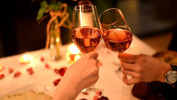 Bollicine rosa...tra le parole "ti amo": ecco i brindisi di San Valentino