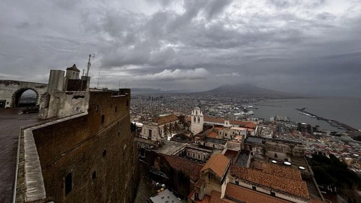 Napoli, Castel Sant’Elmo: terrazza speciale sulla città, boom di turisti