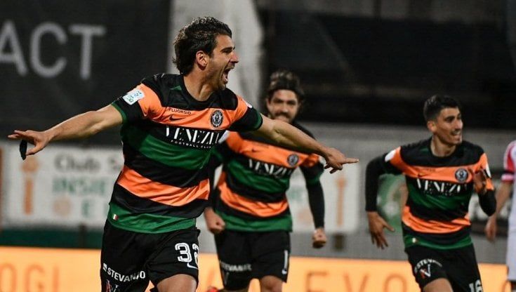 Serie B, il Venezia travolge il Cosenza e si prende il quarto posto