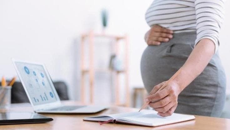 Licenziata perché incinta, poi reintegrata: “A gravidanza interrotta mi hanno cacciata di nuovo”