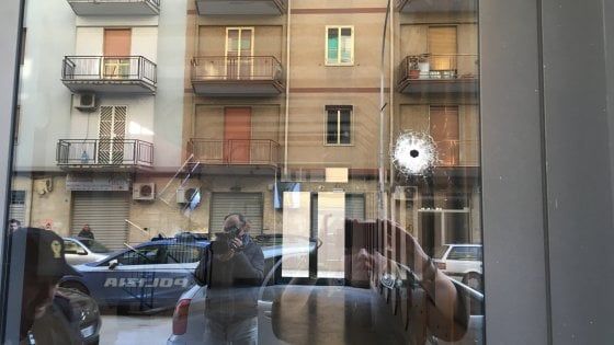 Foggia, colpi di pistola contro un'abitazione in pieno giorno in centro: illesi medico e suo figlio