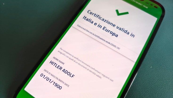 Cosa sappiamo dei Green Pass validi di Adolf Hitler
