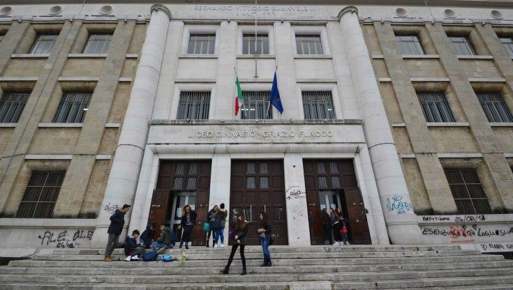 Scuola, bus a noleggio e tamponi rapidi per tutti: le famiglie del liceo Flacco di Bari si autotassano per il rientro degli studenti