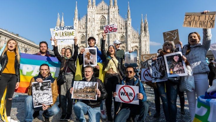 Bandiere, canti e preghiere in piazza Duomo a Milano contro la guerra in Ucraina: "Non dimenticateci"