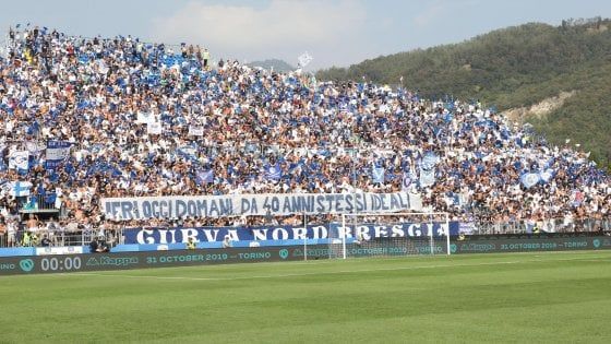 Brescia, insulti razzisti a Pjanic: un turno con sospensiva alla Curva Nord