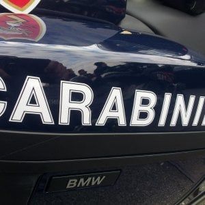 Catania, ladro in fuga si "infilza" la gamba in un cancello