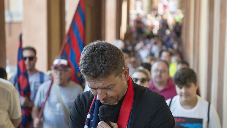 Mille in pellegrinaggio per Sinisa, i tifosi invocano la guarigione