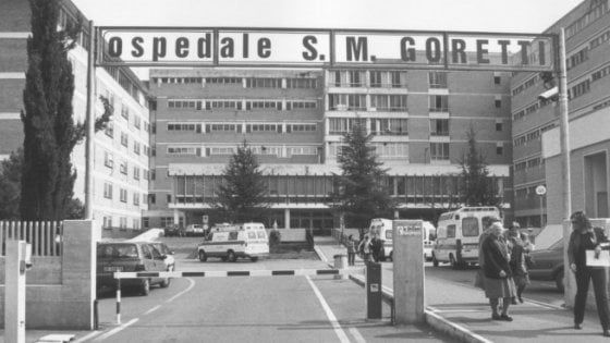 Latina, porta neonata in ospedale: "Mia figlia piange sempre". Scoperte costole rotte e contusioni
