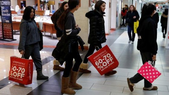 Natale in vista: tra regali e cibo, un conto da 541 euro per le famiglie italiane