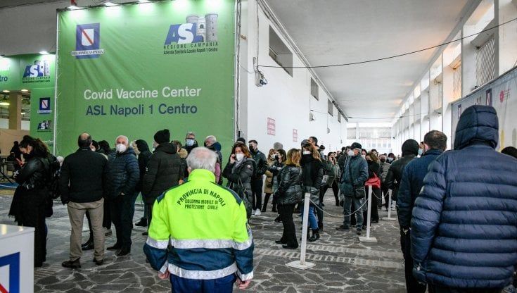 Napoli, gli ospedali rischiano di andare in tilt: ricoveri Covid raddoppiati in pediatria
