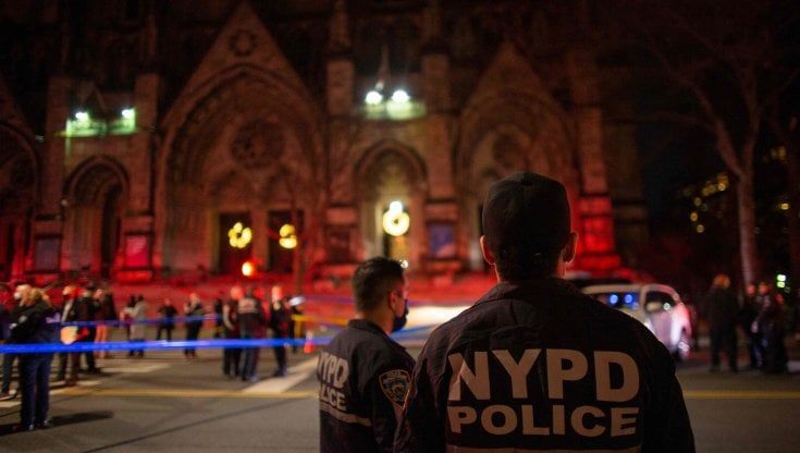 Spari davanti alla cattedrale di New York, morto uomo colpito da polizia