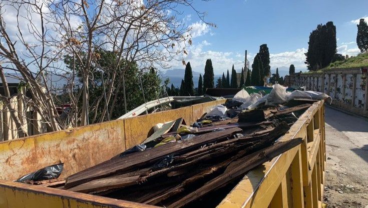 Palermo, ancora emergenza al cimitero dei Rotoli. "Una discarica con i resti delle casse"