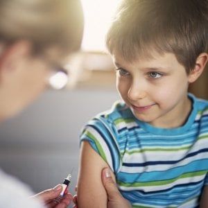 Vaccinazioni obbligatorie, il 44% dei genitori si informa su internet e i social network