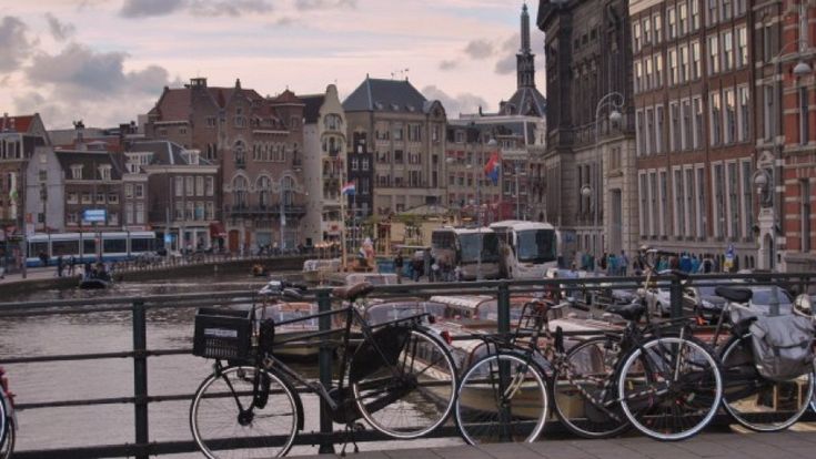 Da Amsterdam a New York la rivolta dei centri urbani contro l’invasione di Airbnb