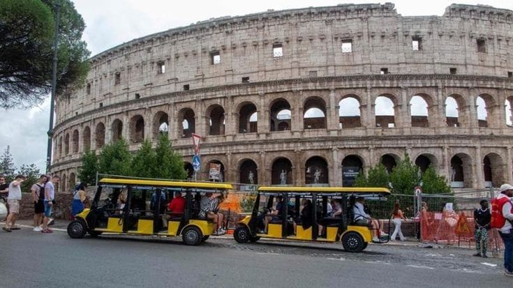 Turismo selvaggio, a Roma boom di multe alle golf car: spunta l’autista con la patente azera