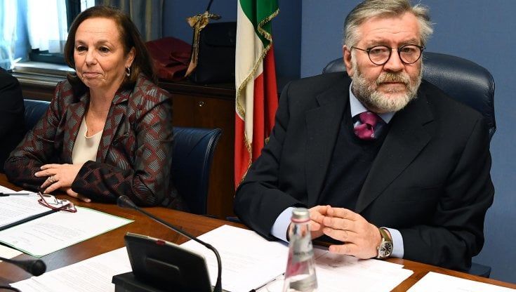 Copasir, si dimette il presidente Volpi. Lasciano anche gli altri leghisti: "Ma ora la metà dei componenti vada all'opposizione"