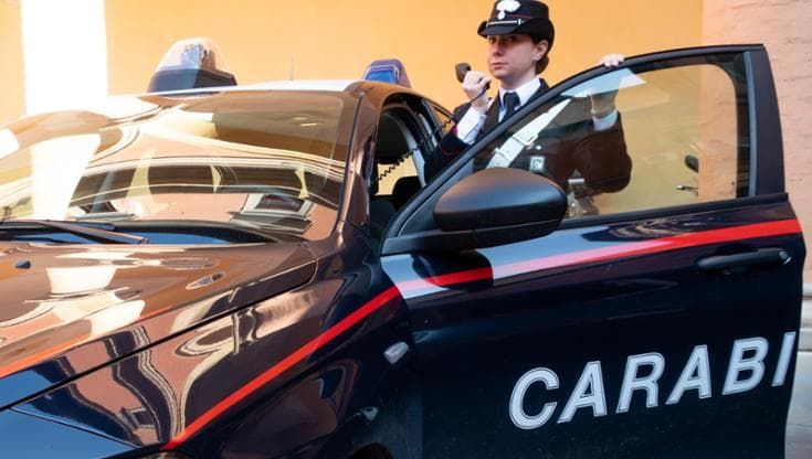 Abusi e minacce alla coinquilina: “Ti rovino il bel viso”. Scatta il braccialetto elettronico