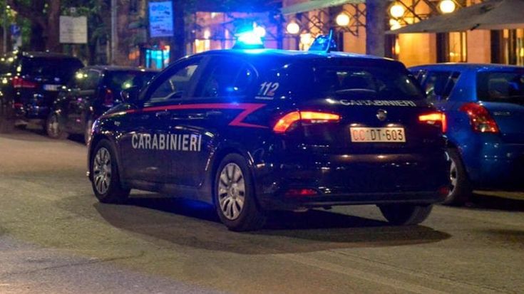 Controlli a tappeto dei carabinieri a Porta Portese: nei guai i grossisti degli smartphone rubati