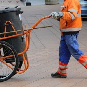 Versilia, spazzini in sovrappeso: l'azienda di rifiuti li mette a dieta