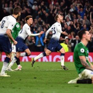 Premier: Tottenham all'ultimo respiro. Long, gol da record