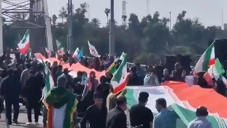 In Iran catene umane per difendersi, poi l’annuncio: “Abbiamo vinto”