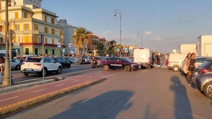 Tragedia a Ostia, si tuffa dal pontile e muore