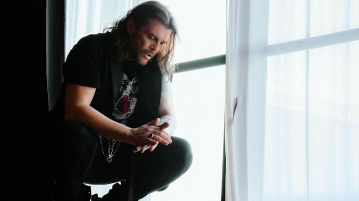 Gianluca Grignani annulla i concerti: “Non sto bene, problemi fisici che richiedono attenzione”