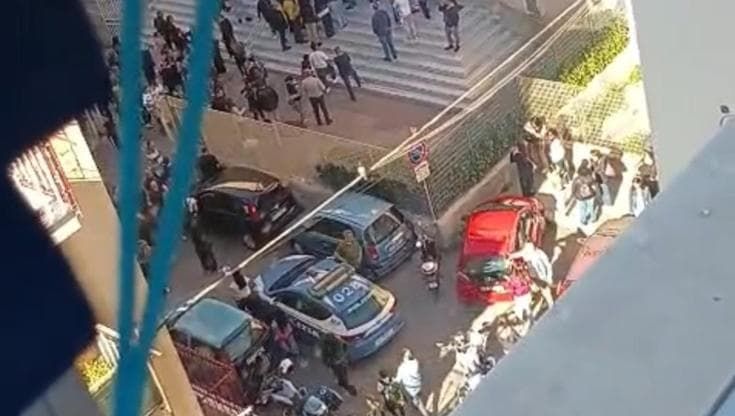 Studente aggredisce un docente. A dargli manforte i familiari: arrestati nonno e zio