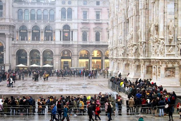 Folla in centro a Milano per Santo Stefano: code in Duomo e ai musei 