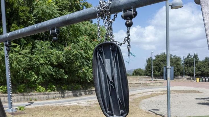 Napoli, città senza giochi pubblici: vandali, rifiuti e degrado nelle aree per bimbi nei parchi