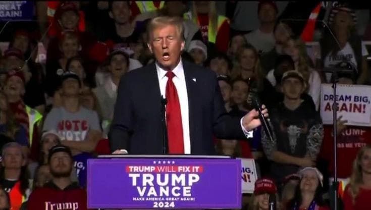 Trump si lamenta di un microfono basso e simula atti sessuali orali