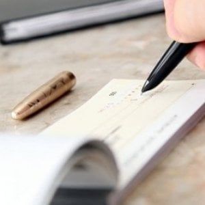 Assegni senza clausola "non trasferibile", dal Parlamento la retromarcia sulle maxi-multe