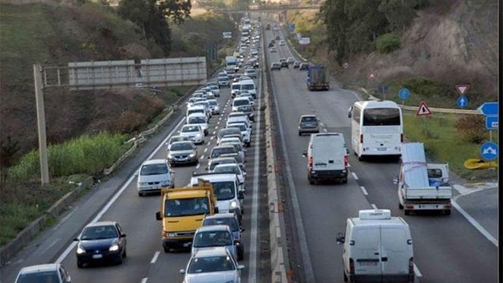 Vittima della truffa delle monetine, memorizza targa della banda e li fa arrestare sull’autostrada