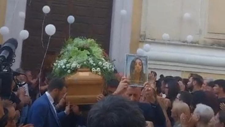 Tina Sgarbini, applausi, lacrime e silenzio: i funerali della vittima di femminicidio