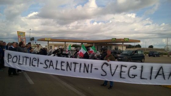 Maglie, con mogli e figli bloccano la statale 275 dopo il licenziamento: "Assegnate l'appalto"