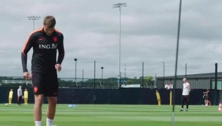 Mondiali, sfida a "footgolf" tra gli olandesi Van Dijk e van de Ven