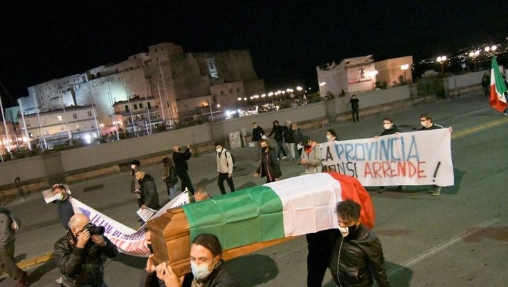 Covid, corteo funebre dal lungomare alla Regione "per celebrare la morte del commercio"